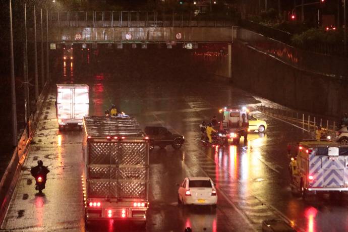 La emergencia fue atendida por Bomberos de Medellín y agentes de tránsito que debieron cerrar varias vías. Foto: Carlos Velásquez