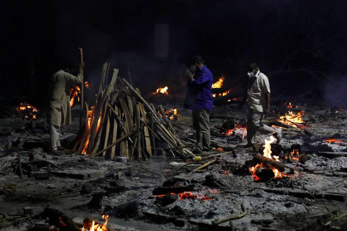 Los familiares de los fallecidos por covid en la India tuvieron que improvisar piras funerarias para cremar los cuerpos. Foto GettyImages