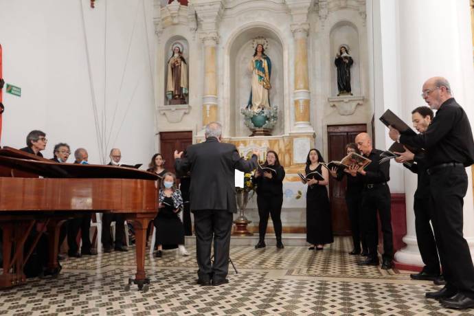“El enamorado busca su amor aún allí en donde sabe que no está, /como el aventurero busca su tesoro aún allí en donde no se encuentra, / y así como el hombre busca a Dios en toda parte y lugar sin hallarlo nunca”, dice uno de sus versos. FOTO Carlos Velásquez