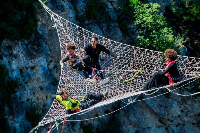 Escaladores del lugar realizaron una red con cuerdas para descansar en la cima de las montañas rocosas. Foto: Getty