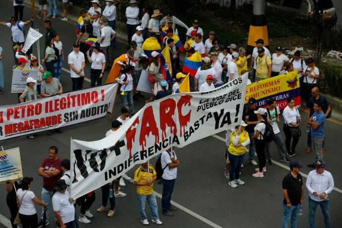 Los manifestantes portaban pancartas cuestionando la política de “paz total” y varias de las reformas económicas anunciadas por el Gobierno Nacional. FOTO: CAMILO SUÁREZ