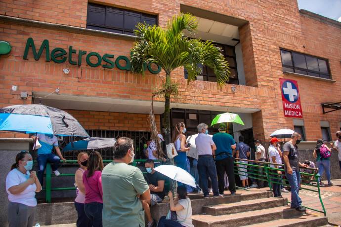 Este domingo se presentaron nuevas aglomeraciones durante toda la mañana en la Unidad Intermedia de San Javier. Foto Carlos Velásquez