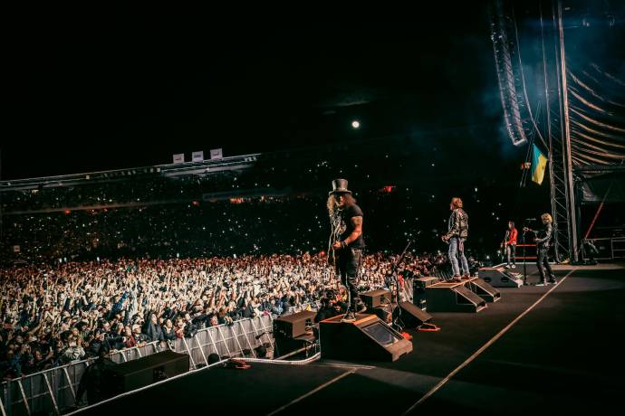 El vocalista Axl Rose, de 60 años; el guitarrista Slash, de 57 años, y el bajista Duff McKagan, de 58 años, miembros originales de los Guns N’ Roses, en el show en Bogotá. FOTO: CORTESÍA KATARINA BENZOVA