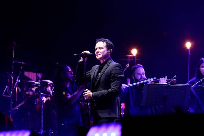 En un par de canciones lo acompañaron integrantes de la Orquesta Filarmónica de Medellín. FOTO Carlos Velásquez