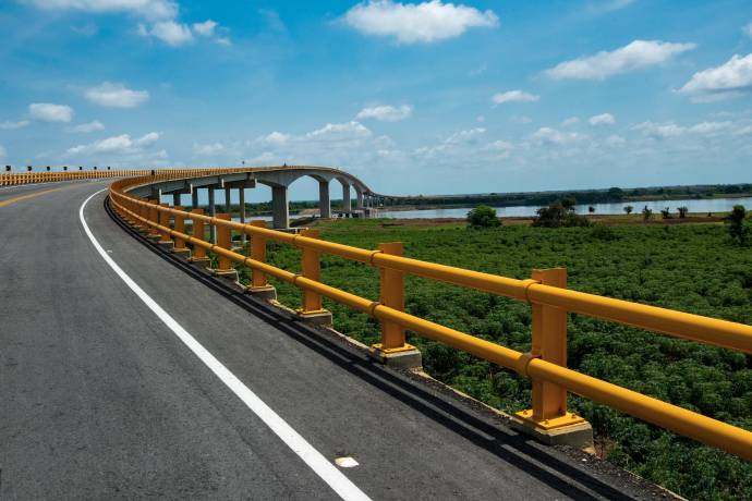 La conexión Yatí- Bodega fue inaugurada en marzo de 2020 y promete mantener comunicado a Mompox incluso en las épocas de invierno, en las que el río Magdalena se crece. Foto: Jaime Pérez. 