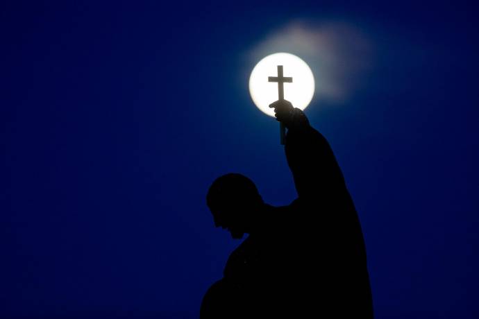 Se conocen como superlunas las lunas llenas que parecen más grandes y brillantes en el cielo porque están más cercanas de la Tierra. Permite obtener imágenes espectaculares. Foto EFE