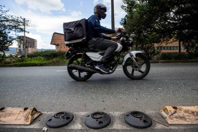  Dañados y cubiertos por el smog así están quedando las señales. FOTO: JULIO CÉSAR HERRERA