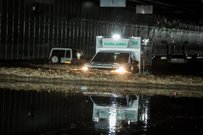  Distintos organismos de socorro permanecen trabajando en la zona para evacuar el agua que hay allí. Foto: Camilo Suárez