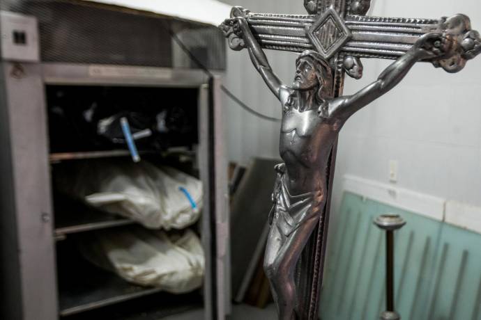 En medio del alto trabajo que tienen las funerarias, estas se esfuerzan para cumplir rápido con la cremación y la entrega de las cenizas correspondiente a cada familia. Foto Julio César Herrera