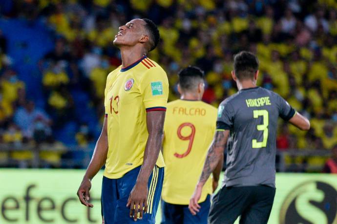 La desilusión de Yerry Mina tras la anulación del gol por una mano dentro del área Foto: Getty Images 