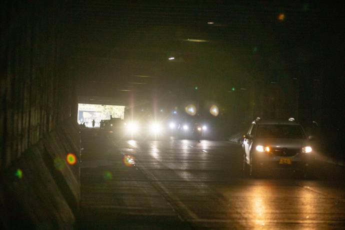 Dentro del túnel se siente un olor penetrante a heces fecales acompañado por el olor a smog que dejan los vehículos. Foto: Edwin Bustamante