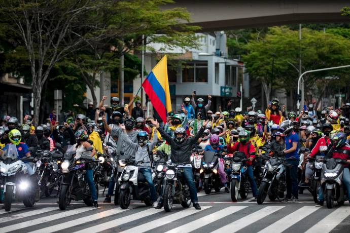 La caravana de motociclistas se unió a las marchas. FOTO: Jaime Pérez
