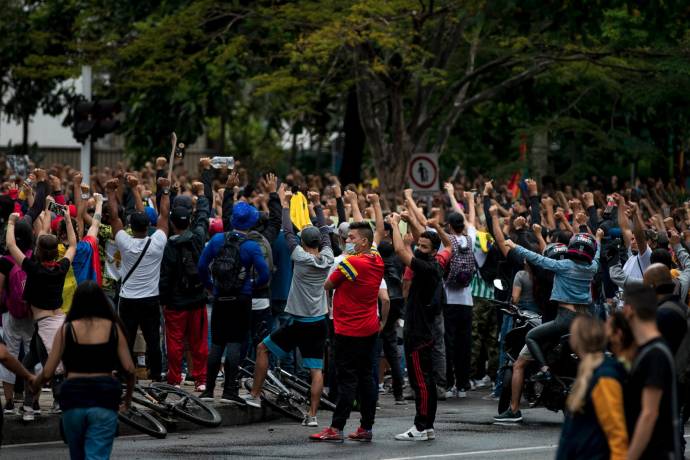 Frente de la Gobernación los manifestantes le pedían a los agentes de la policía que se unieran a las protestas. FOTO: Jaime Pérez