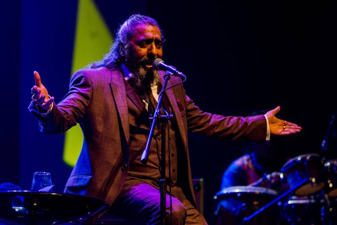 El concierto comenzó a las 8:20 de la noche. Cerca de dos horas de boleros mezclados con flamencos se vivieron en el Teatro de la Universidad de Medellín. FOTO Julio César Herrera.
