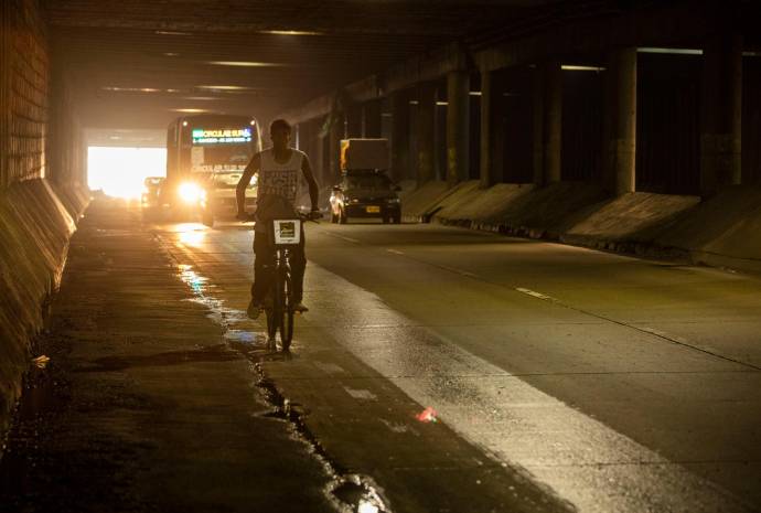 Algunos ciclistas se atreven a cruzar el túnel, exponiéndose a ser arroyados. Foto: Edwin Bustamante