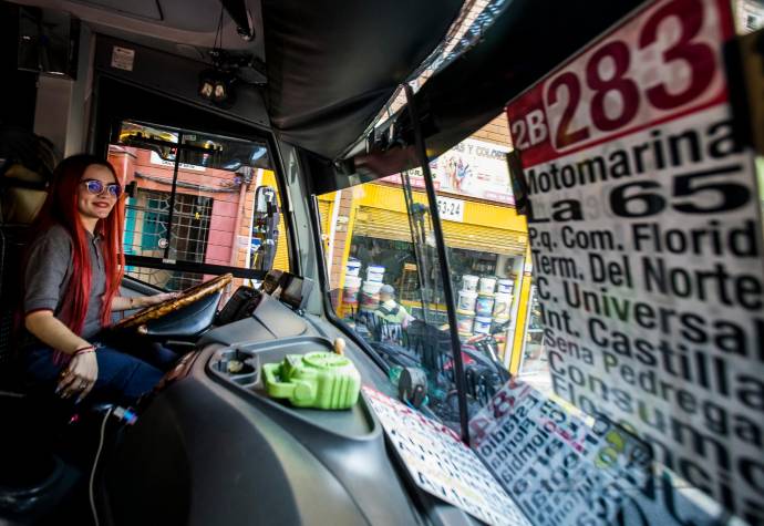 Con 48 kilos de peso y 1,50 metros de estatura, Daniela Giraldo se le midió a manejar un bus de pasajeros, que pesa más de seis toneladas y puede medir más de seis metros de largo. FOTO JULIO CÉSAR HERRERA