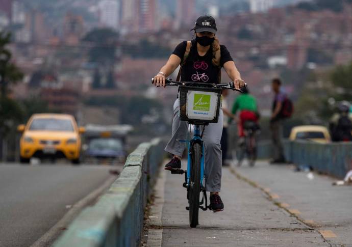 A finales del siglo XIX, las mujeres se convirtieron en las usuarias más entusiastas de las nuevas bicicletas. Hoy el ciclismo femenino vive un autentico bomm como símbolo de libertad. Según la encuesta Origen - Destino 2018 , del Área Metropolitana, de los 61.842 viajes diarios en el Valle de Aburrá, 6877 los hacen mujeres. Foto: Manuel Saldarriaga Quintero.