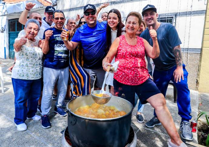 En barrios como La Toma, Manrique, Buenos aires, La Milagrosa y Aranjuez, entre otros, las familias preparan los alimentos en fogones improvisados que se ubican en plena calle. Foto Jaime Pérez