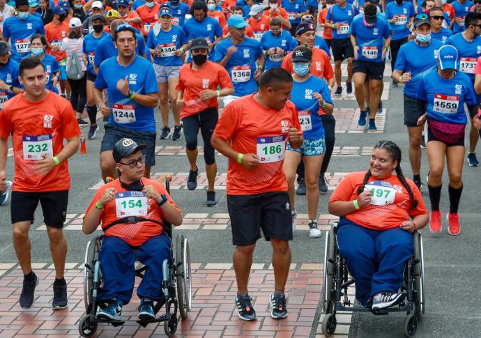 Después del calentamiento de rigor, partieron a las 8:00 a.m, de este domingo para disfrutar de una fiesta deportiva. Foto: Manuel Saldarriaga Quintero.