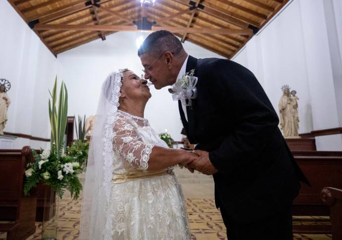Con un beso junto al altar, Berta tulía Posada y Héctor de Jesús Hernández sellaron el cumplimiento de una promesa: quererse hasta que las muerte los separe. Foto: Camilo Suárez.