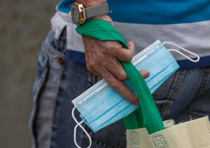 Solo en puente peatonal de la estación Acevedo se evidenció como algunas personas no usan adecuadamente el tapabocas o lo peor no lo utilizan. Foto Manuel Saldarriaga Quintero.