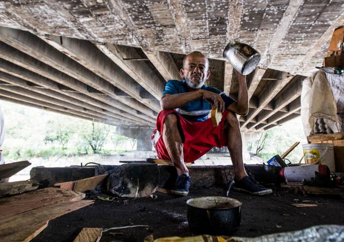 Retrato habitante de calle debajo de puente. Foto: Julio Herrera 