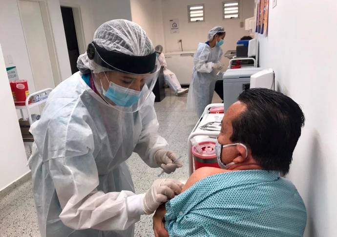Para la vacunación masiva de mayores de 70 años en la ciudad de Medellín, se destinaron dos puntos estratégicos: Clínica de la 80 y Mova. Foto: Julio César Herrera