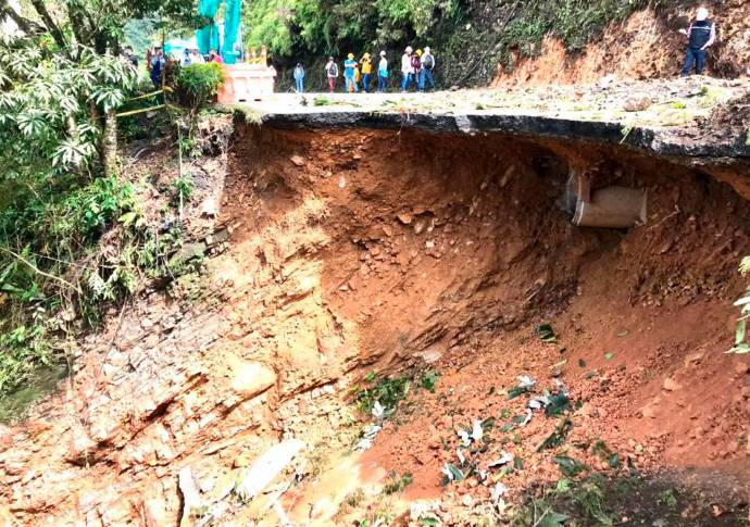 La pérdida de la banca se presentó por cimentación de una alcantarilla. Foto: Julio César Herrera