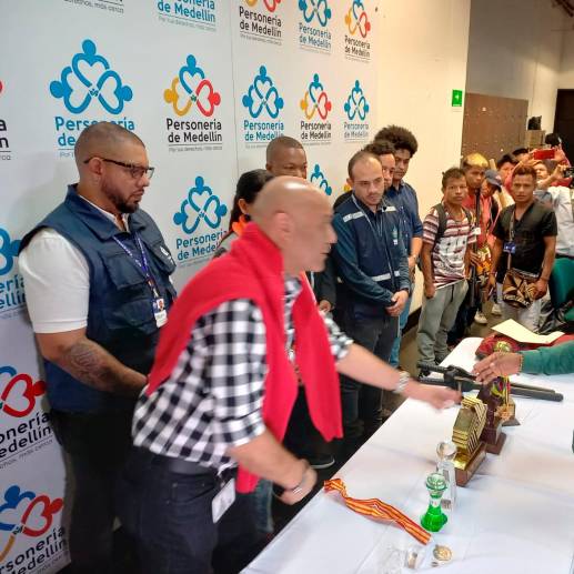 La Personería de Medellín recibió de manos de los líderes indígenas los premios que fueron sacados de una vitrina del edificio municipal. FOTO: MAURICIO PALACIO.