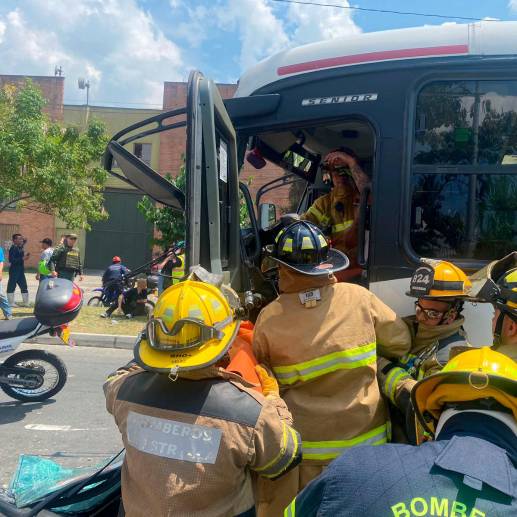 Los bomberos de La Estrella y Sabaneta se encargaron de la atención de los heridos y de extraer al conductor del bus. FOTO: CORTESÍA