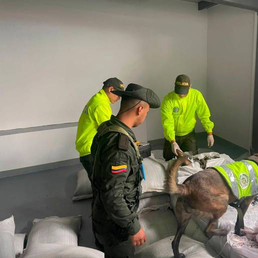 En una bodega del barrio Boston, los narcotraficantes escondían la droga que fue incautada. FOTO: CORTESÍA POLICÍA