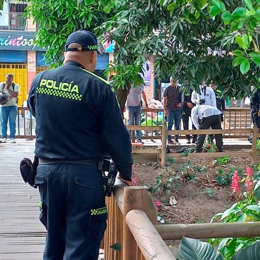 Un hombre fue encontrado en la corriente de la quebrada, al igual que las otras dos víctimas que fueron halladas sin vida en el afluente. <b><span class="mln_uppercase_mln"> </span></b>FOTO <b><span class="mln_uppercase_mln"> mauricio palacio</span></b>