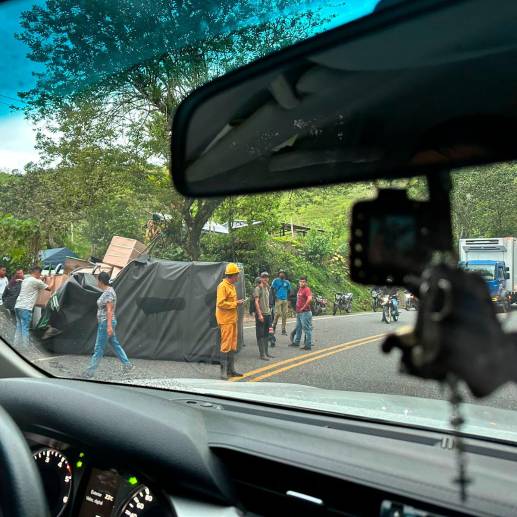 Según los primeros reportes los menores fueron embestidos luego de que un camión pequeño se quedara sin frenos. FOTO: CORTESÍA DENUNCIAS ANTIOQUIA