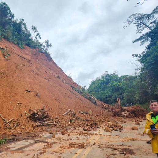 El cierre se registra por un derrumbe en el sector Puentes Caídos. FOTO: Cortesía