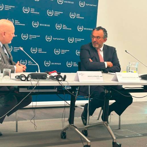 El fiscal de la Corte Penal Internacional, Karim Khanv (izquierda) y el presidente de la Jurisdicción Especial para la Paz, Roberto Carlos Vidal. FOTO: CORTESÍA