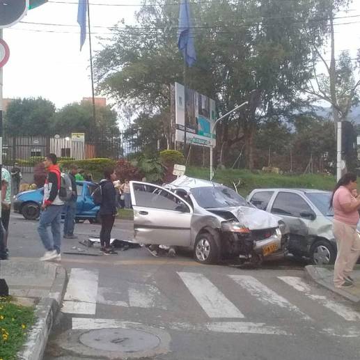 Así quedaron algunos de los automotores afectados. FOTO: Cortesía Denuncias Antioquia.