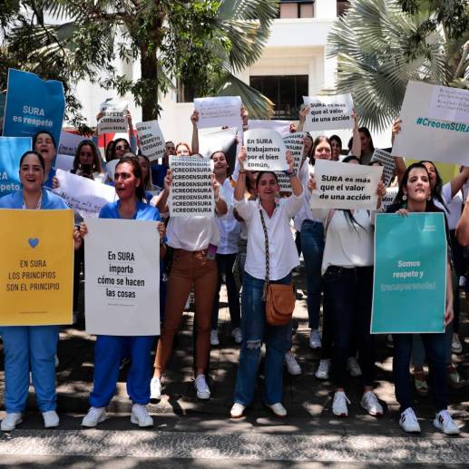 Cientos de empleados de las tres empresas antioqueñas manifestaron su inconformiudad este martes. FOTO: ARCHIVO PARTICULAR