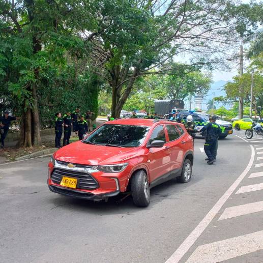Los heridos y capturados se movilizaban en el vehículo particular color vinotinto, el cual quedó bajo custodia policial. FOTO: MAURICIO PALACIO