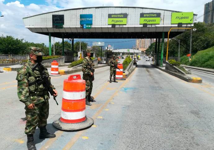 Con soldados del batallón Pedro Nel Ospina se busca evitar nuevos ataques al peaje de Niquía. Foto: Manuel Saldarriaga