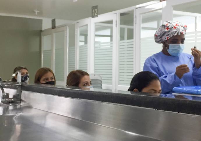 En la Clínica de la 80 se está atendiendo el nuevo grupo de personas beneficiadas por la vacunación. Foto: Edwin Bustamante