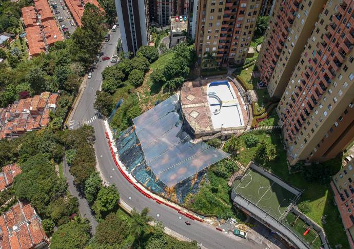 El terreno donde se desmontó el muro de 130 toneladas por un deslizamiento luce tapado con plásticos, a la espera de obras de fondo. Foto: Carlos Velásquez