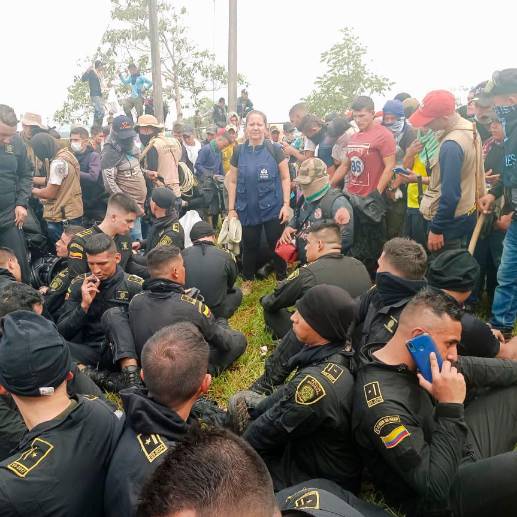 Los uniformados estuvieron retenidos por 36 horas, uno de ellos murió por las heridas de una puñalada en el cuello. FOTO CORTESÍA 
