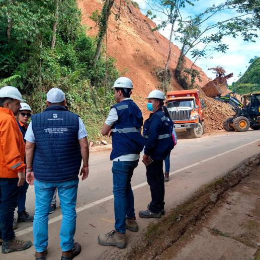 Personal de Invías trabaja permanentemente para retirar la tierra que tiene cerrada la autopista Medellín-Bogotá. FOTO: CORTESÍA ALCALDÍA DE SAN LUIS