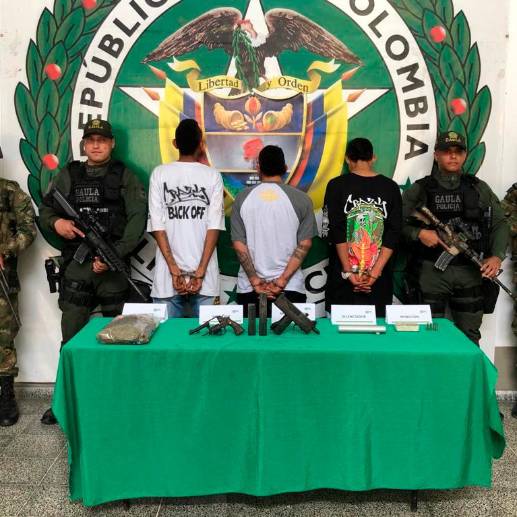 Alias Omer, en el centro junto a los que serían otros dos miembros de la banda El Oasis. FOTO: Cortesía.
