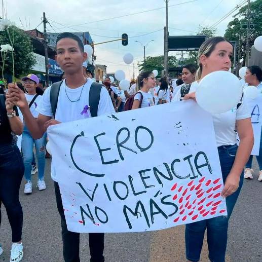 La comunidad marchó por la Troncal de Occidente en rechazo de este asesinato. FOTO: Imagen tomada del portal NP Plus