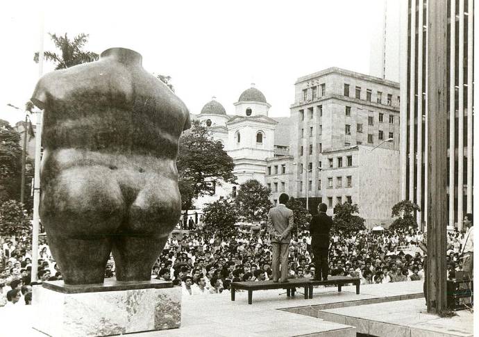 La Gorda fue inaugurada por el maestro Fernando Botero en la esquina de La calle Colombia con la carrera Bolivar hace 35 años. Foto: Archivo el Colombiano