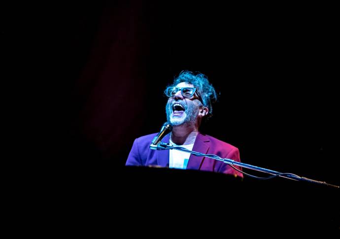 Fueron 120 minutos de descarga rocanrolera, momentos íntimos al piano, luces y una muestra de amor mutuo entre los asistentes y el artista. FOTO: JUAN ANTONIO SÁNCHEZ OCAMPO