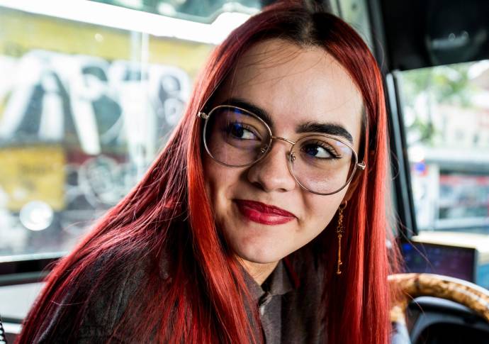 Hace tres meses, Daniela cumplió 19 años y esto la convierte en la conductora de bus más joven de Medellín y, a lo mejor, del país. FOTO JULIO CÉSAR HERRERA