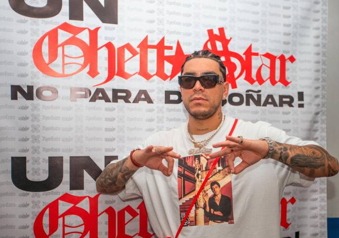 Un Ghetto Star no para de soñar es el mensaje que el artista le entregó a los estudiantes. FOTO Esneyder Gutierrez