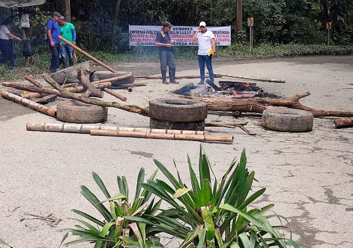 Los campesinos que están protestando pertenecen a las 22 veredas impactadas por el funcionamiento del relleno sanitario La Pradera a donde llegan las basuras de Medellín y de por lo menos otros 49 municipios de Antioquia. Foto: Jaime Pérez